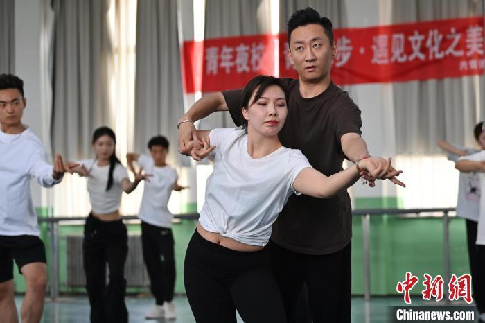 6月6日，在甘肅敦煌青年夜校課程中，學(xué)員學(xué)習(xí)敦煌舞課程。李亞龍 攝　　
