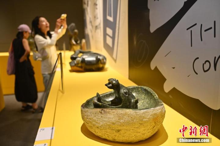 圖為該藝術(shù)展展陳的蛇紋石作品《河馬池》。中新社記者 李亞龍 攝