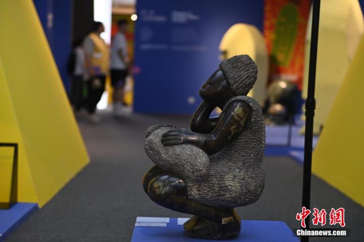 圖為游客參觀藝術(shù)展。中新社記者 李亞龍 攝</p>
<p>
