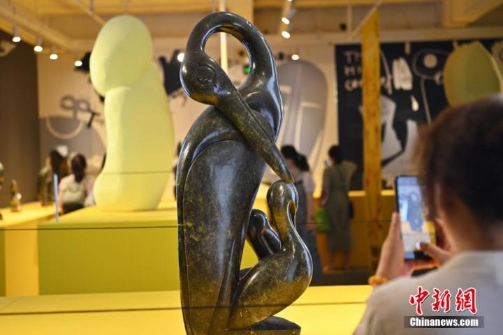 圖為游客拍攝蛇紋石作品《依戀》。中新社記者 李亞龍 攝