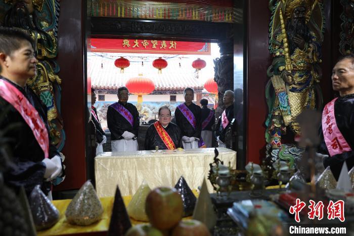 6月21日，“2024(甲辰年)兩岸共祭人文始祖伏羲典禮”在臺(tái)灣新北舉行。擔(dān)任主祭官的先嗇宮董事長(zhǎng)、中國(guó)國(guó)民黨前秘書長(zhǎng)李乾龍(中)出席典禮并擔(dān)任主祭官。中新社記者 張曉曦 攝