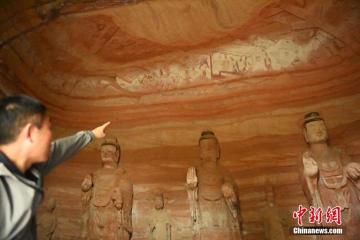 7月15日，甘肅省平?jīng)鍪袥艽h百里石窟長廊中的南石窟寺1號窟內(nèi)，工作人員介紹窟內(nèi)僅存的浮雕——佛傳故事。百里石窟長廊位于涇川縣境內(nèi)，由512個(gè)石窟、5眼窟中石井組成，現(xiàn)存王母宮石窟、鳳凰山石窟、南石窟寺、丈八寺石窟、羅漢洞石窟、太山寺石窟等規(guī)模較大的石窟群，還有數(shù)量眾多的小石窟群。南石窟寺開鑿于北魏永平三年，其中1號窟屬于大型七佛窟，七佛高達(dá)6米。中新社記者 李亞龍 攝</p>
<p>