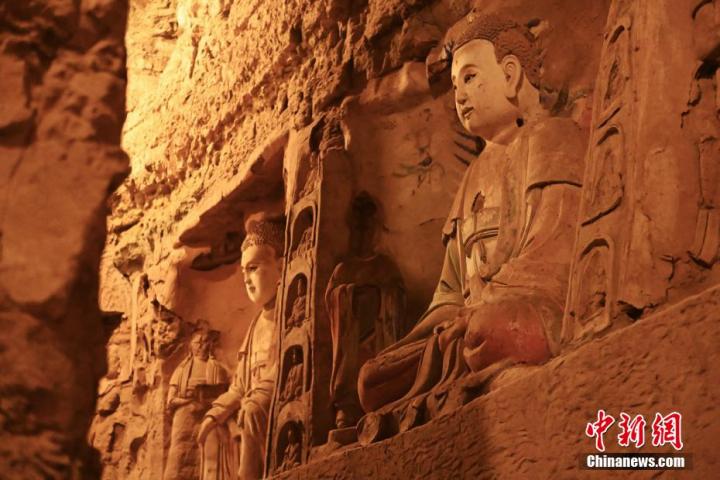 7月15日，甘肅省平?jīng)鍪袥艽h百里石窟長廊中的王母宮石窟造像。百里石窟長廊位于涇川縣境內(nèi)，由512個(gè)石窟、5眼窟中石井組成，現(xiàn)存王母宮石窟、鳳凰山石窟、南石窟寺、丈八寺石窟、羅漢洞石窟、太山寺石窟等規(guī)模較大的石窟群，還有數(shù)量眾多的小石窟群。王母宮石窟又名千佛洞，該窟設(shè)計(jì)宏大，造像生動，窟內(nèi)擁有造像數(shù)百尊，是較為珍貴的佛教文化歷史遺存。中新社記者 李亞龍 攝</p>
<p>
