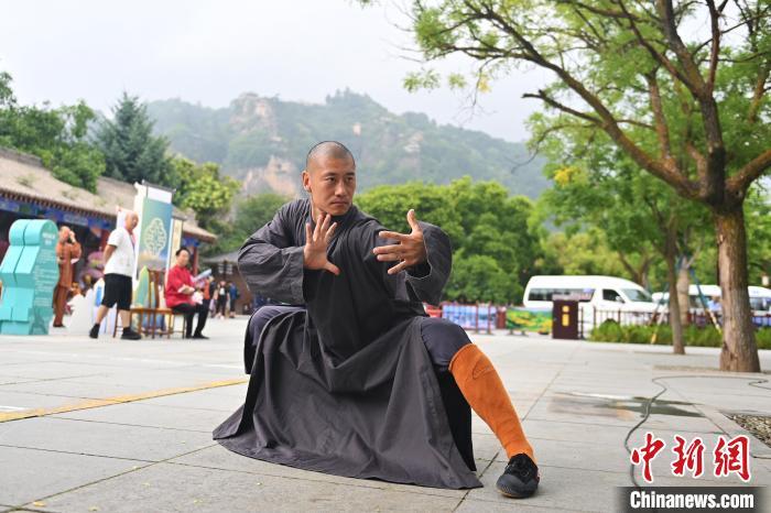 7月14日，甘肅省平涼市崆峒山景區(qū)內，嵩山少林弟子展示武藝。7月13日至14日，“2024年北京體育大學第十五屆國際武術比賽交流大會暨首屆崆峒山國際武術大會”舉行，大會也在崆峒山景區(qū)進行問道崆峒、武術高級研修班、崆峒拜師等系列活動。中新社記者 李亞龍 攝</p>
<p>