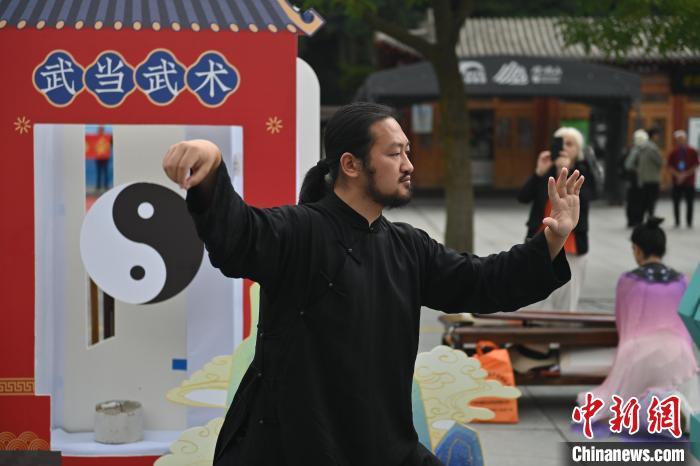 7月14日，甘肅省平涼市崆峒山景區(qū)內，武當玄武派傳承人展示武當武術。7月13日至14日，“2024年北京體育大學第十五屆國際武術比賽交流大會暨首屆崆峒山國際武術大會”舉行，大會也在崆峒山景區(qū)進行問道崆峒、武術高級研修班、崆峒拜師等系列活動。中新社記者 李亞龍 攝</p>
<p>