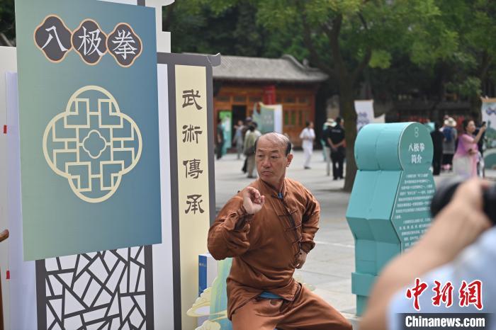 7月14日，甘肅省平涼市崆峒山景區(qū)內，八極拳傳承人展示八極拳。7月13日至14日，“2024年北京體育大學第十五屆國際武術比賽交流大會暨首屆崆峒山國際武術大會”舉行，大會也在崆峒山景區(qū)進行問道崆峒、武術高級研修班、崆峒拜師等系列活動。中新社記者 李亞龍 攝</p>
<p>