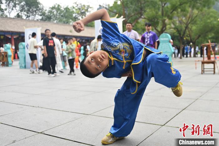 7月14日，甘肅省平涼市崆峒山景區(qū)內，小朋友展示查拳。7月13日至14日，“2024年北京體育大學第十五屆國際武術比賽交流大會暨首屆崆峒山國際武術大會”舉行，大會也在崆峒山景區(qū)進行問道崆峒、武術高級研修班、崆峒拜師等系列活動。中新社記者 李亞龍 攝</p>
<p>