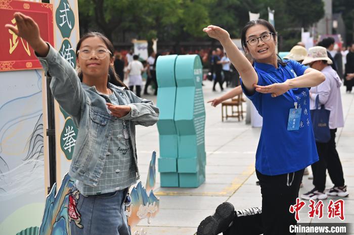 7月14日，甘肅省平涼市崆峒山景區(qū)內，霍氏練手拳傳承人、霍元甲玄孫女霍靜虹(右)教授武術愛好者霍氏練手拳。7月13日至14日，“2024年北京體育大學第十五屆國際武術比賽交流大會暨首屆崆峒山國際武術大會”舉行，大會也在崆峒山景區(qū)進行問道崆峒、武術高級研修班、崆峒拜師等系列活動。中新社記者 李亞龍 攝</p>
<p>