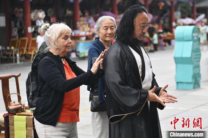 7月14日，甘肅省平涼市崆峒山景區(qū)內，外籍武術愛好者感受青城武術。7月13日至14日，“2024年北京體育大學第十五屆國際武術比賽交流大會暨首屆崆峒山國際武術大會”舉行，大會也在崆峒山景區(qū)進行問道崆峒、武術高級研修班、崆峒拜師等系列活動。中新社記者 李亞龍 攝</p>
<p>