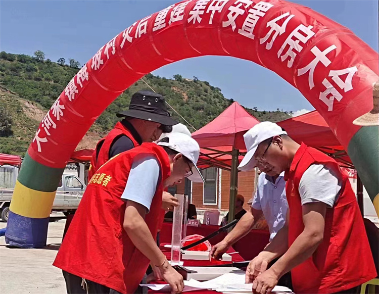 在大河家鎮(zhèn)梅坡村災后重建集中安置分房大會的現(xiàn)場，積石山縣紀委監(jiān)委干部全程監(jiān)督房號裁裝、組織抽號等工作。.jpg