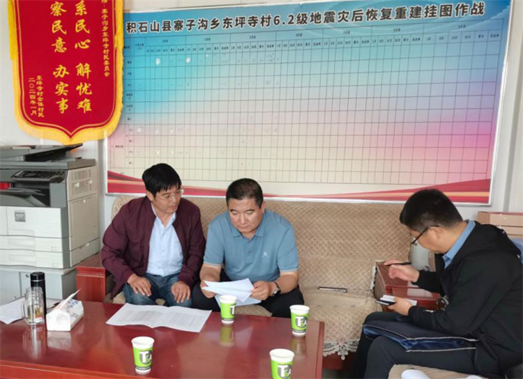州縣紀委監(jiān)委機關聯(lián)合督查組對下沉干部 、駐村干部 、包村組長、村干部 “四級”干部履職到崗情況，以及工作日志和民情臺賬、訴求臺賬進行日常監(jiān)督檢查，壓實工作責任。.jpg
