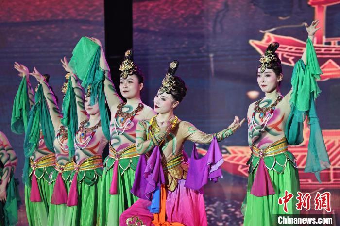 7月19日晚，第五屆黃河之濱文藝展演在蘭州體育文化廣場(chǎng)開(kāi)幕。圖為開(kāi)幕式演出敦煌舞蹈。張曦予 攝