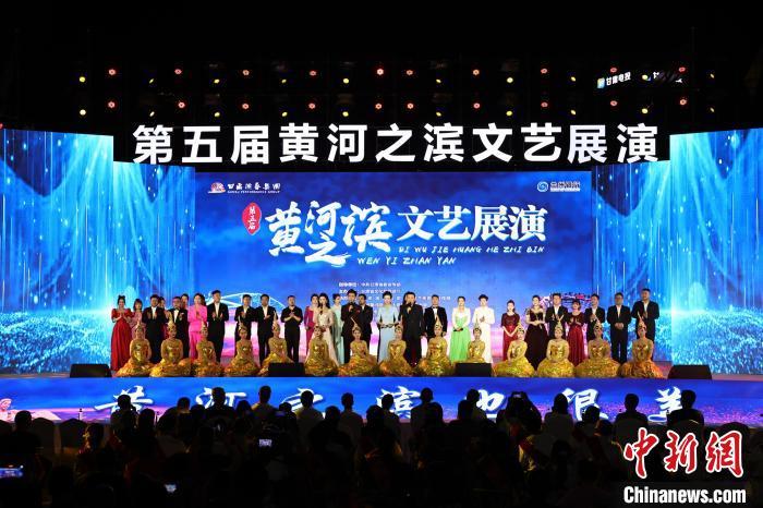 7月19日晚，第五屆黃河之濱文藝展演在蘭州體育文化廣場(chǎng)開(kāi)幕。張曦予 攝