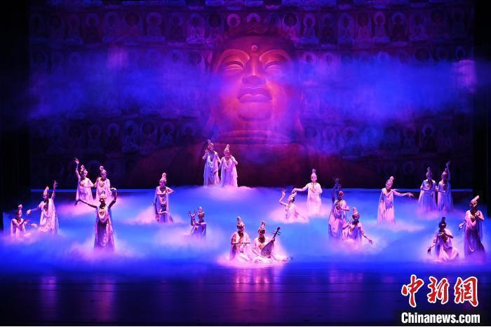 7月18日晚，中國(guó)經(jīng)典舞劇《絲路花雨》在甘肅蘭州黃河劇院進(jìn)行演出。中國(guó)經(jīng)典舞劇《絲路花雨》迎來(lái)45周年，7月17日-8月4日在蘭州開(kāi)啟為期多天的駐場(chǎng)演出。該舞劇取材于敦煌莫高窟壁畫(huà)，集中國(guó)霓裳羽衣舞、敦煌舞、印度舞、黑巾舞、波斯馬鈴舞等于一身，自1979年演出至今，該劇先后在40多個(gè)國(guó)家和地區(qū)演出近4000場(chǎng)，觀眾550多萬(wàn)人次。中新社記者 李亞龍 攝</p>
<p>