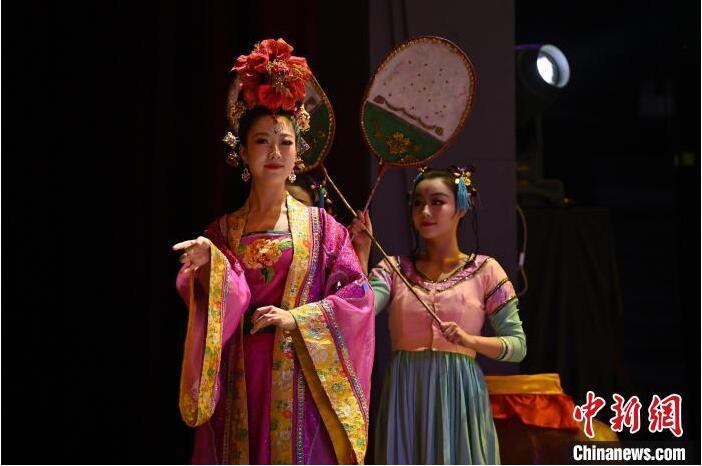 7月18日晚，中國(guó)經(jīng)典舞劇《絲路花雨》在甘肅蘭州黃河劇院進(jìn)行演出。中國(guó)經(jīng)典舞劇《絲路花雨》迎來(lái)45周年，7月17日-8月4日在蘭州開(kāi)啟為期多天的駐場(chǎng)演出。該舞劇取材于敦煌莫高窟壁畫(huà)，集中國(guó)霓裳羽衣舞、敦煌舞、印度舞、黑巾舞、波斯馬鈴舞等于一身，自1979年演出至今，該劇先后在40多個(gè)國(guó)家和地區(qū)演出近4000場(chǎng)，觀眾550多萬(wàn)人次。中新社記者 李亞龍 攝</p>
<p>