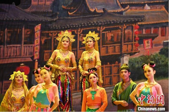 7月18日晚，中國(guó)經(jīng)典舞劇《絲路花雨》在甘肅蘭州黃河劇院進(jìn)行演出。中國(guó)經(jīng)典舞劇《絲路花雨》迎來(lái)45周年，7月17日-8月4日在蘭州開(kāi)啟為期多天的駐場(chǎng)演出。該舞劇取材于敦煌莫高窟壁畫(huà)，集中國(guó)霓裳羽衣舞、敦煌舞、印度舞、黑巾舞、波斯馬鈴舞等于一身，自1979年演出至今，該劇先后在40多個(gè)國(guó)家和地區(qū)演出近4000場(chǎng)，觀眾550多萬(wàn)人次。中新社記者 李亞龍 攝</p>
<p>