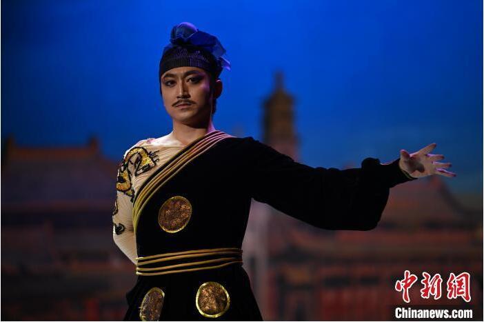 7月18日晚，中國(guó)經(jīng)典舞劇《絲路花雨》在甘肅蘭州黃河劇院進(jìn)行演出。中國(guó)經(jīng)典舞劇《絲路花雨》迎來(lái)45周年，7月17日-8月4日在蘭州開(kāi)啟為期多天的駐場(chǎng)演出。該舞劇取材于敦煌莫高窟壁畫(huà)，集中國(guó)霓裳羽衣舞、敦煌舞、印度舞、黑巾舞、波斯馬鈴舞等于一身，自1979年演出至今，該劇先后在40多個(gè)國(guó)家和地區(qū)演出近4000場(chǎng)，觀眾550多萬(wàn)人次。中新社記者 李亞龍 攝