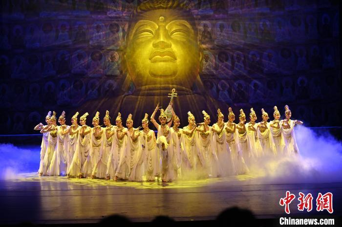 7月18日晚，中國經(jīng)典舞劇《絲路花雨》在甘肅蘭州黃河劇院演出。李亞龍 攝