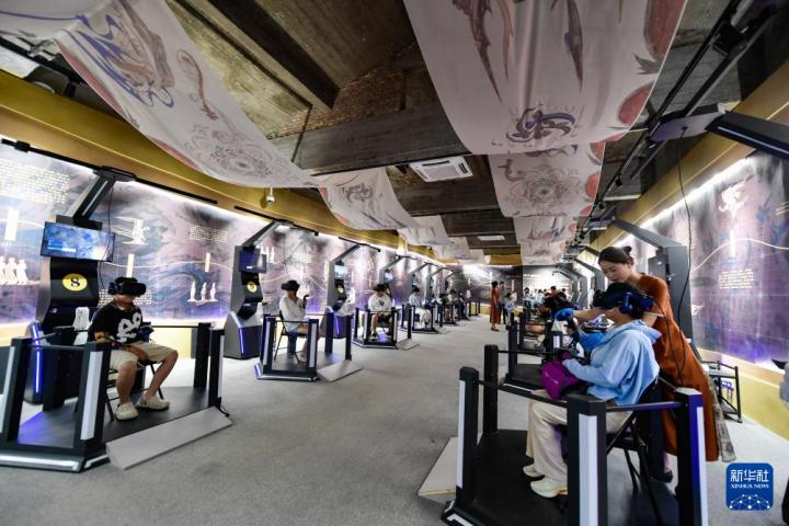 7月22日，游客線(xiàn)下體驗(yàn)“尋境敦煌——數(shù)字敦煌沉浸展”。新華社記者 郎兵兵 攝</p>
<p>