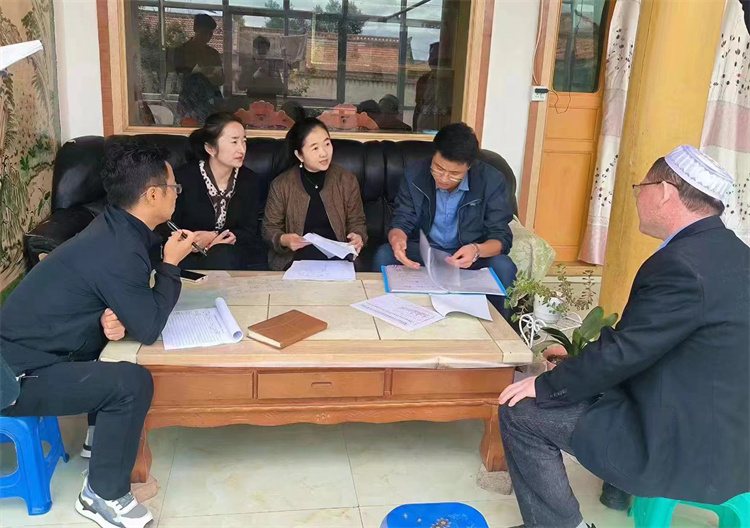 臨潭縣卓洛鄉(xiāng)紀委工作人員在下園子村農(nóng)戶家中了解在發(fā)放大病救助補助資金中是否存在落實不及時、不到位等作風方面的問題。.jpg