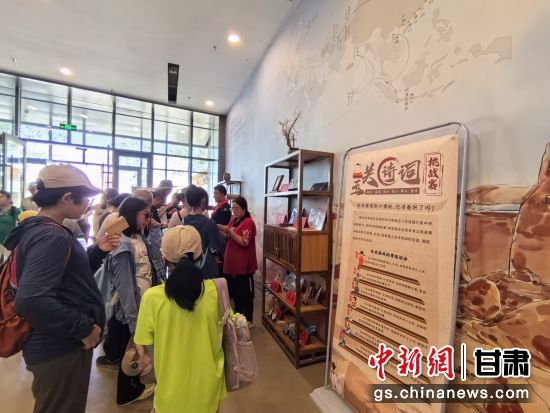 近日，玉門關(guān)遺址景區(qū)開啟了一場精彩紛呈的玉關(guān)詩詞挑戰(zhàn)賽，吸引眾多游人參與其中。玉門關(guān)遺址景區(qū)供圖