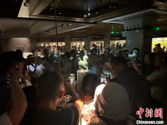 8月17日至23日，“濃濃民族情 兩岸一家親”臺灣同胞參訪團(tuán)甘肅行交流活動在甘肅展開。圖為臺胞參觀甘肅省博物館。中新社記者 閆姣 攝