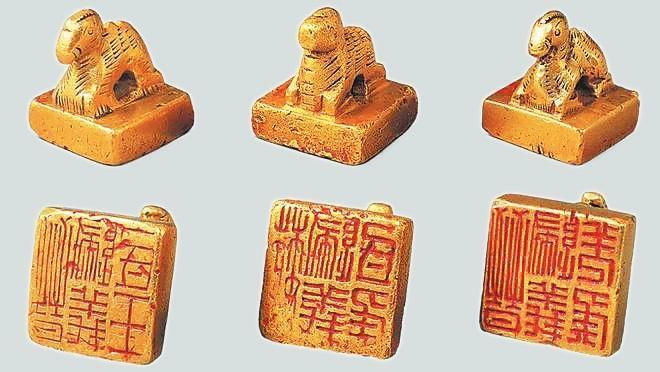 從左至右依次為“晉歸義羌侯”金印、“晉歸義氐王”金印、“魏歸義氐侯”金印