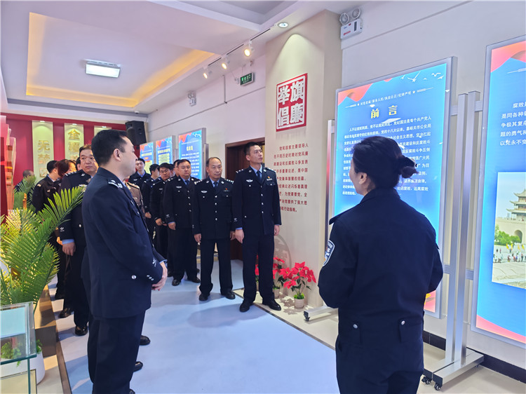 嘉峪關(guān)市公安局明珠路派出所參觀市公安局紀(jì)法廉政警示教育基地。.jpg