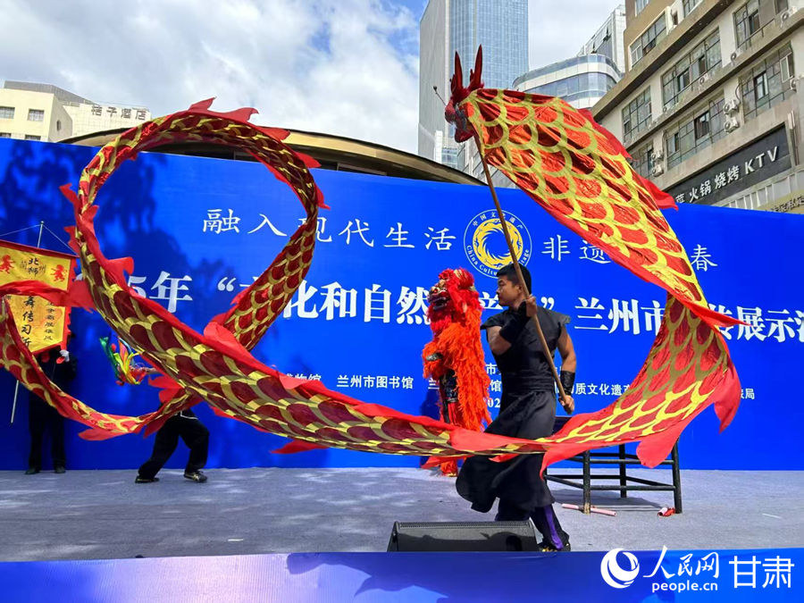 柴宗峰在2025年“文化和自然遺產(chǎn)日”蘭州市非遺宣傳展示活動中表演舞獅。人民網(wǎng)記者 焦隆攝