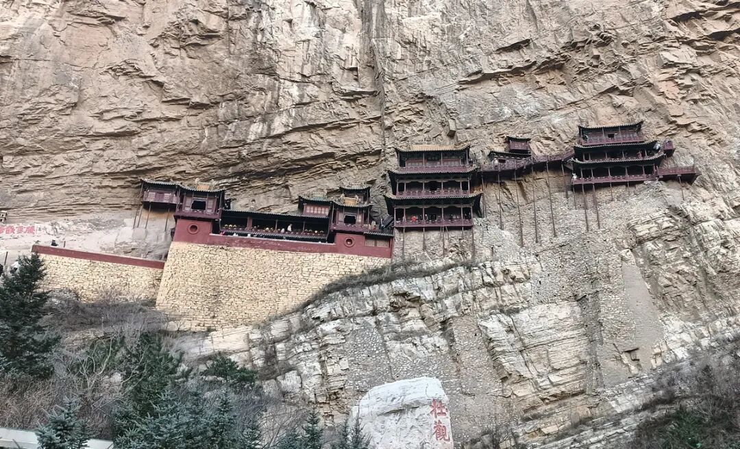 央視曝光懸空寺景區(qū)亂象：門(mén)票售罄后還能加價(jià)代買(mǎi)、黑車(chē)攬客到落石區(qū)拍照…當(dāng)?shù)鼗貞?yīng)